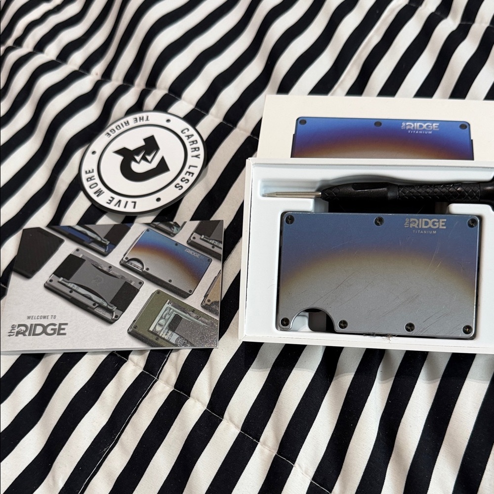Ridge Gradient Card Holder with money strap